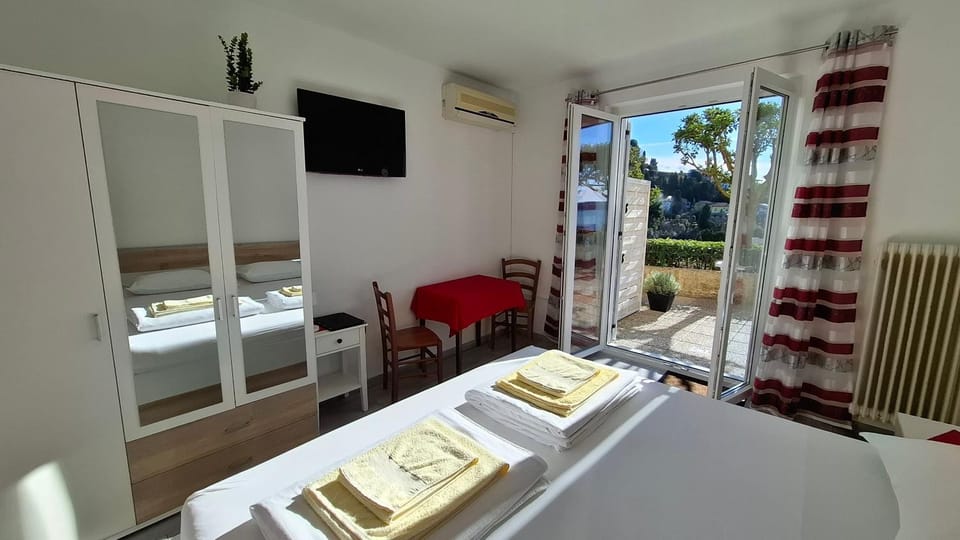 Bed, TV and multimedia, Living room, Photo of the whole room, Bedroom, Sea view, internet, pet friendly, pet friendly, towels, air conditioner