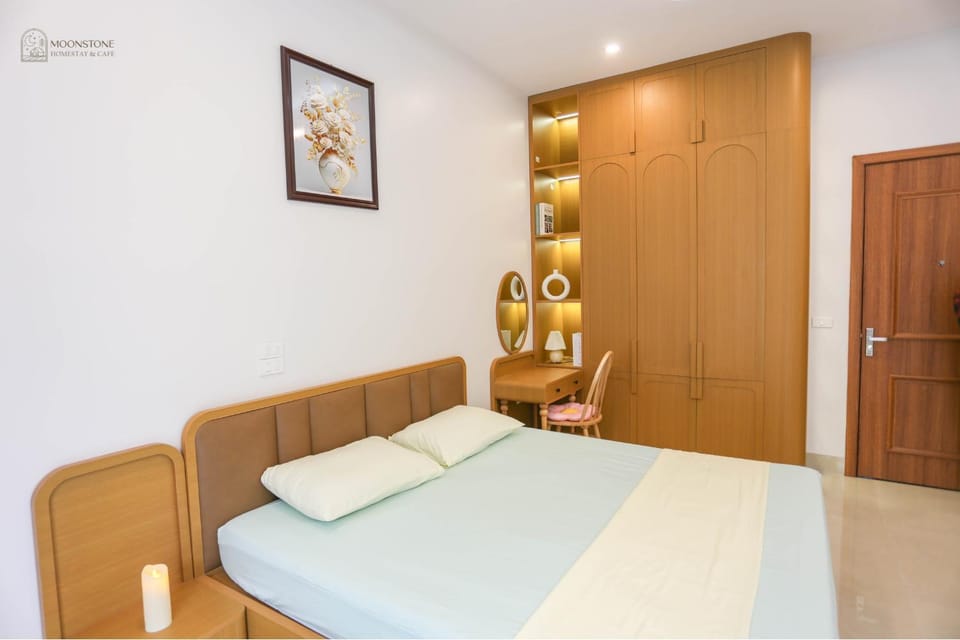 Bed, Photo of the whole room, wardrobe