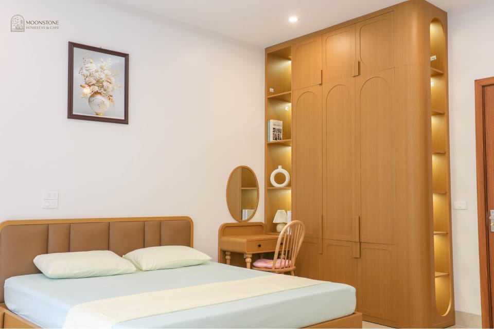 Bed, Photo of the whole room, Seating area, Bedroom, wardrobe