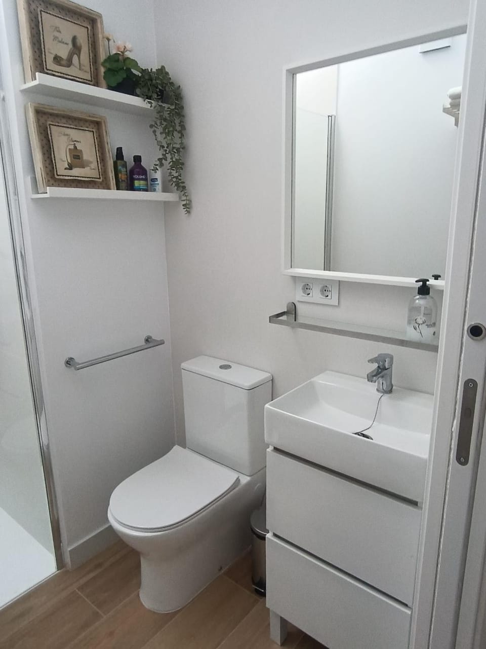 Shower, Toilet, towels