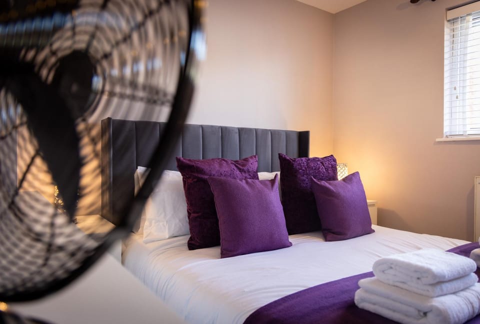 Modern 2-Bed Home - Central Portsmouth - 4 Mins to Station House in Portsmouth