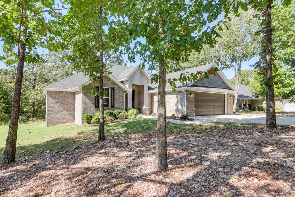 Modern Family Cabin Walk to Table Rock Lake Cabin in Carroll County