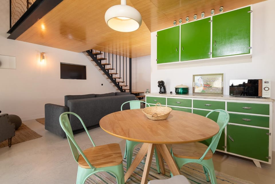 Coffee/tea facilities, Kitchen or kitchenette, Living room, Seating area, Dining area
