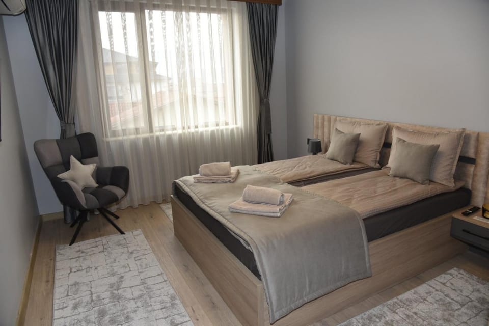 Bed, Seating area, Bedroom, towels