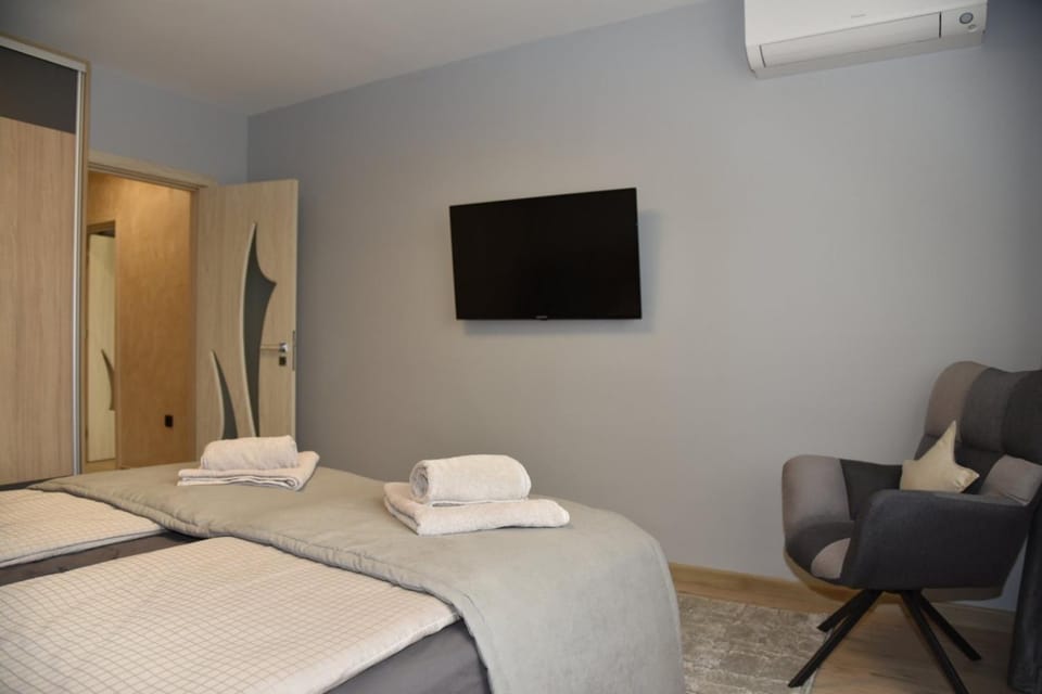 Bed, TV and multimedia, Photo of the whole room, Bedroom, towels, air conditioner