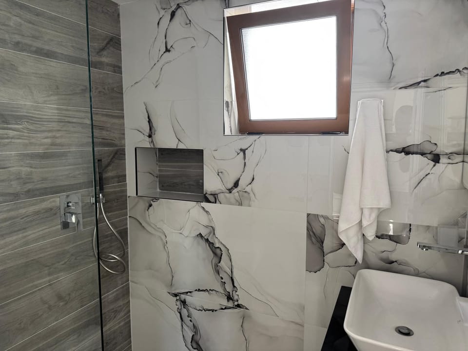 Shower, Toilet, Bathroom, towels