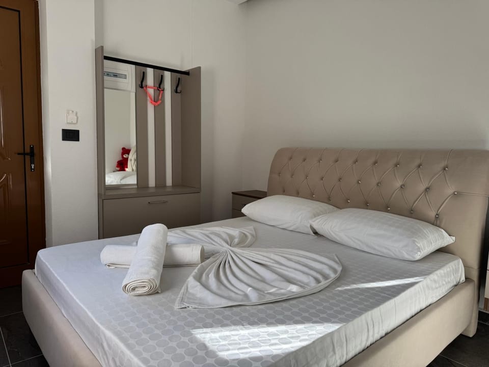 Bed, Photo of the whole room, Bedroom, towels
