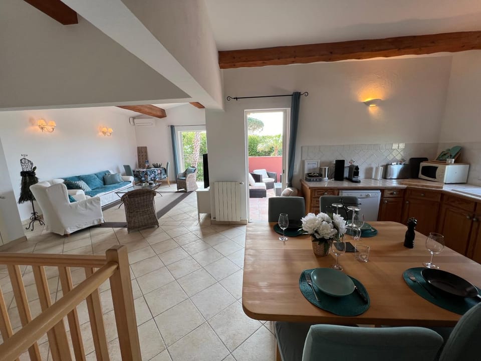 Kitchen or kitchenette, Living room, Seating area, Dining area