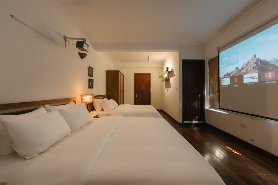 Bed, TV and multimedia, Photo of the whole room, Bedroom