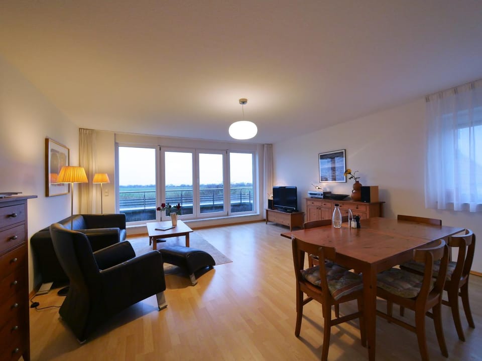 TV and multimedia, Living room, Seating area, Dining area