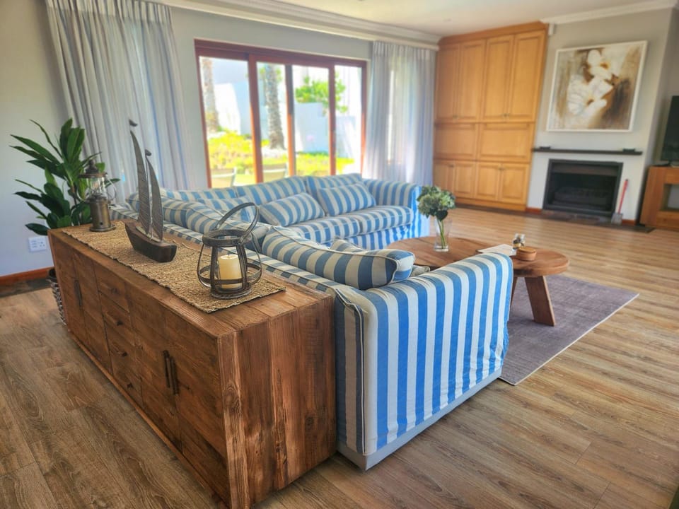 Communal lounge/ TV room, Living room, Seating area