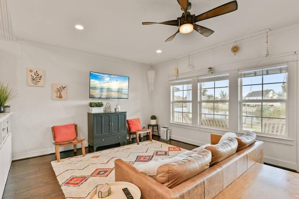 Sun and Lake House in Bacliff