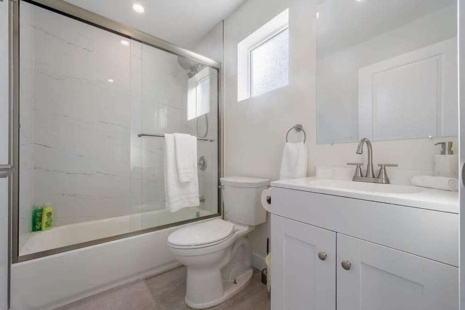 Prestige Studio Haven at Burbank Apartment in Burbank