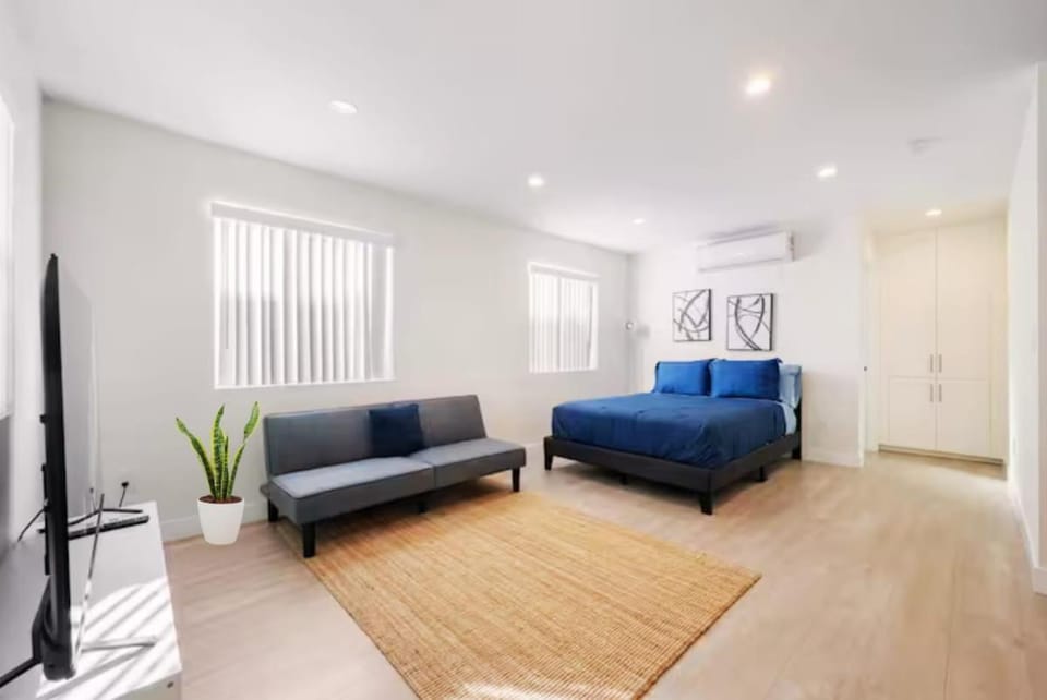 Prestige Studio Haven at Burbank Apartment in Burbank