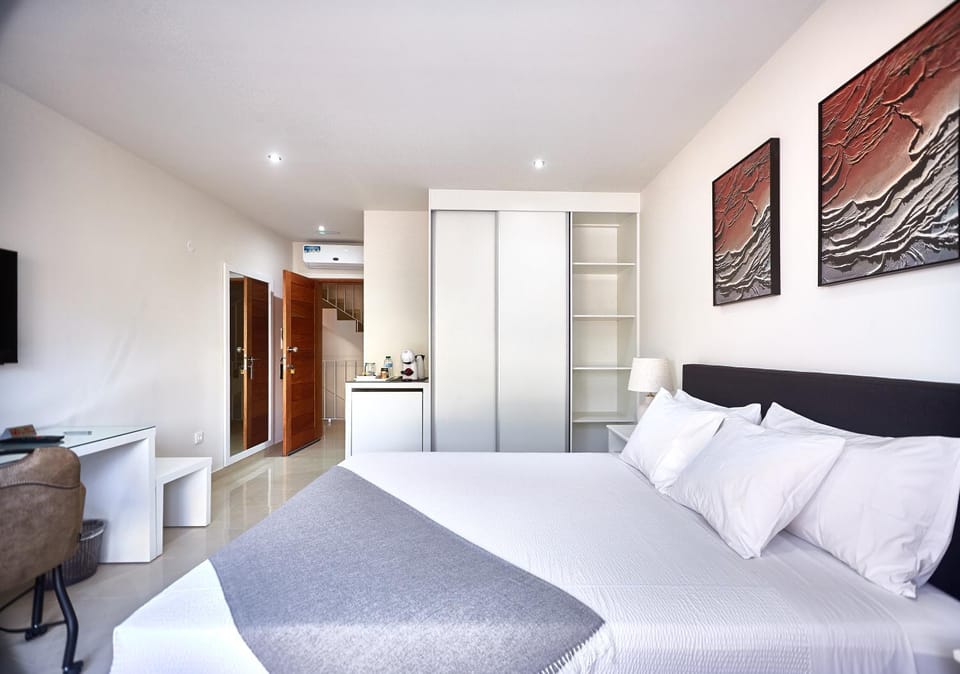 Bed, TV and multimedia, Photo of the whole room, Seating area, Bedroom, wardrobe