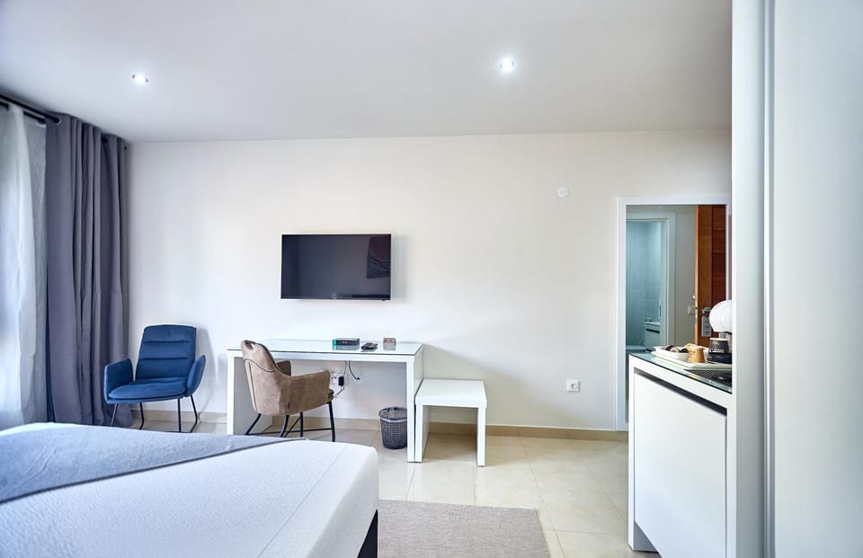 Bed, TV and multimedia, Seating area, Bedroom