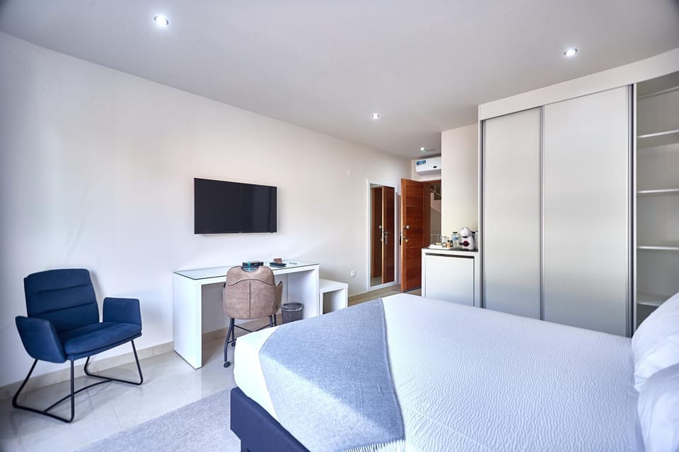 Bed, TV and multimedia, Seating area, Bedroom