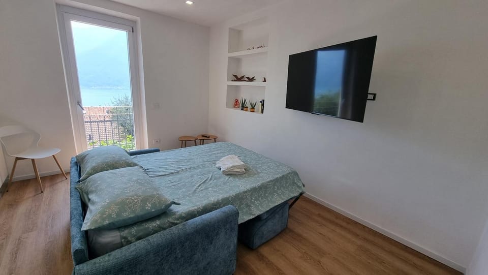 Bed, TV and multimedia, Living room