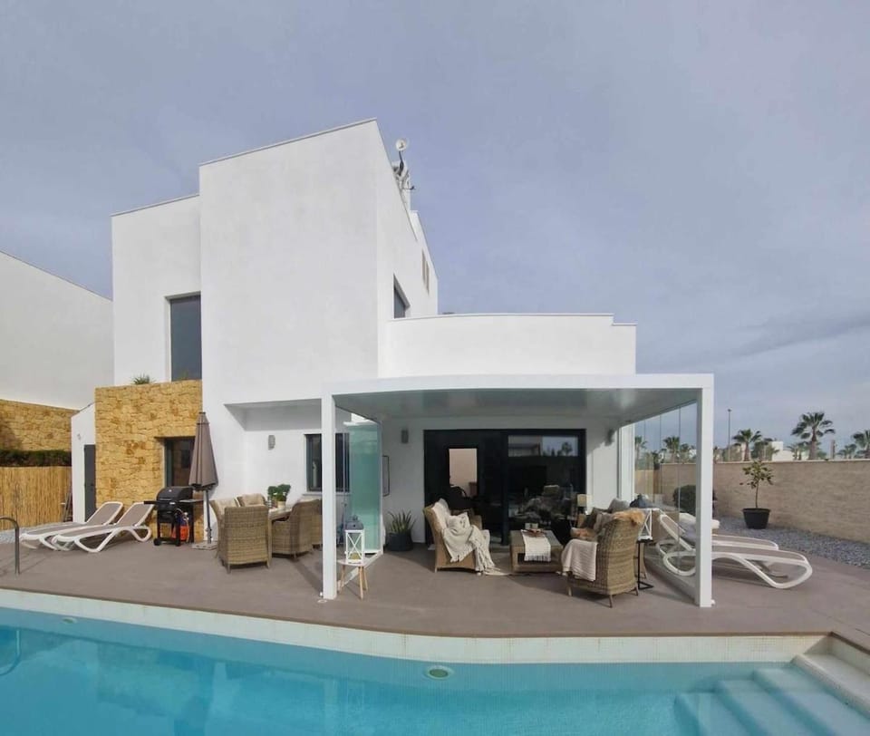 Property building, Patio, Day, Pool view, Swimming pool, sunbed
