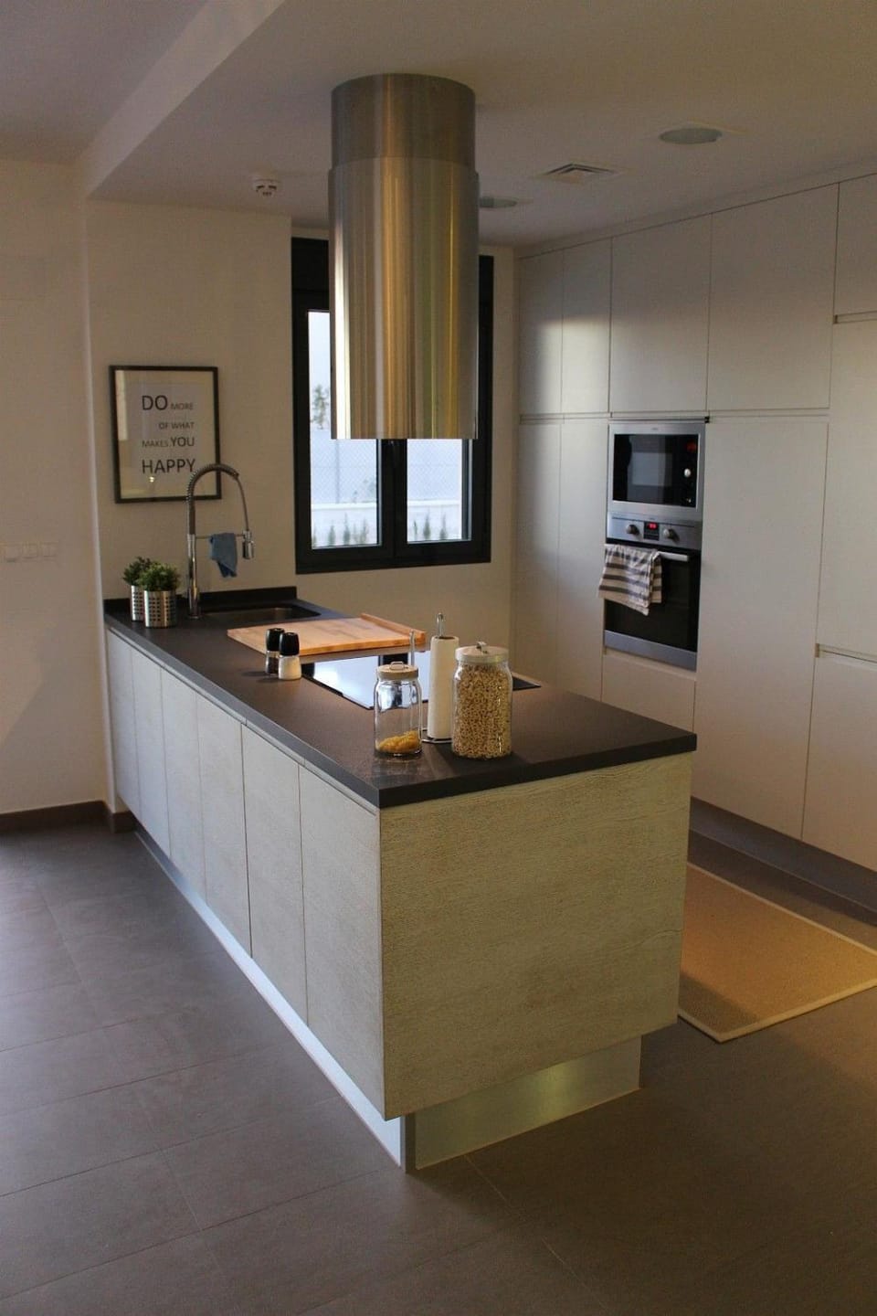 Coffee/tea facilities, Kitchen or kitchenette, microwave, oven, stove
