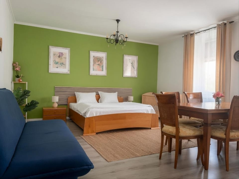 Bed, Photo of the whole room, Seating area, Dining area, Pets, Pets, pet friendly, kitchen