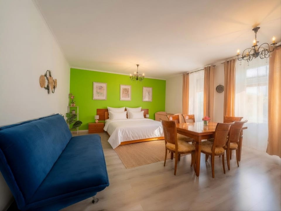 Bed, Photo of the whole room, Seating area, Dining area, Animals, Pets, Pets, pet friendly