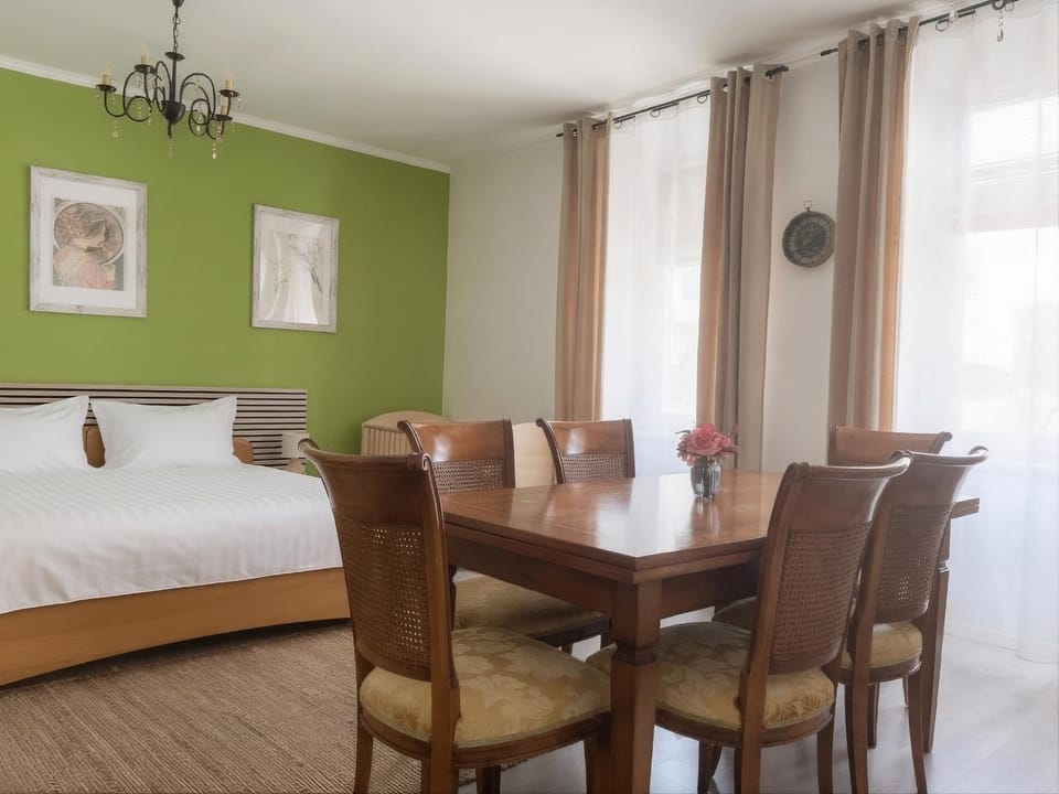 Bed, Seating area, Dining area, Animals, Animals, Pets, pet friendly, pet friendly