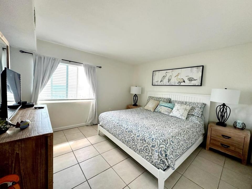Bed, TV and multimedia, Bedroom