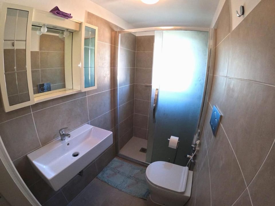 Shower, Toilet, Bathroom, towels