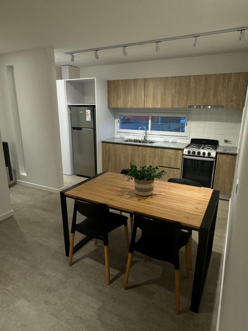 Kitchen or kitchenette, minibar, oven, stove