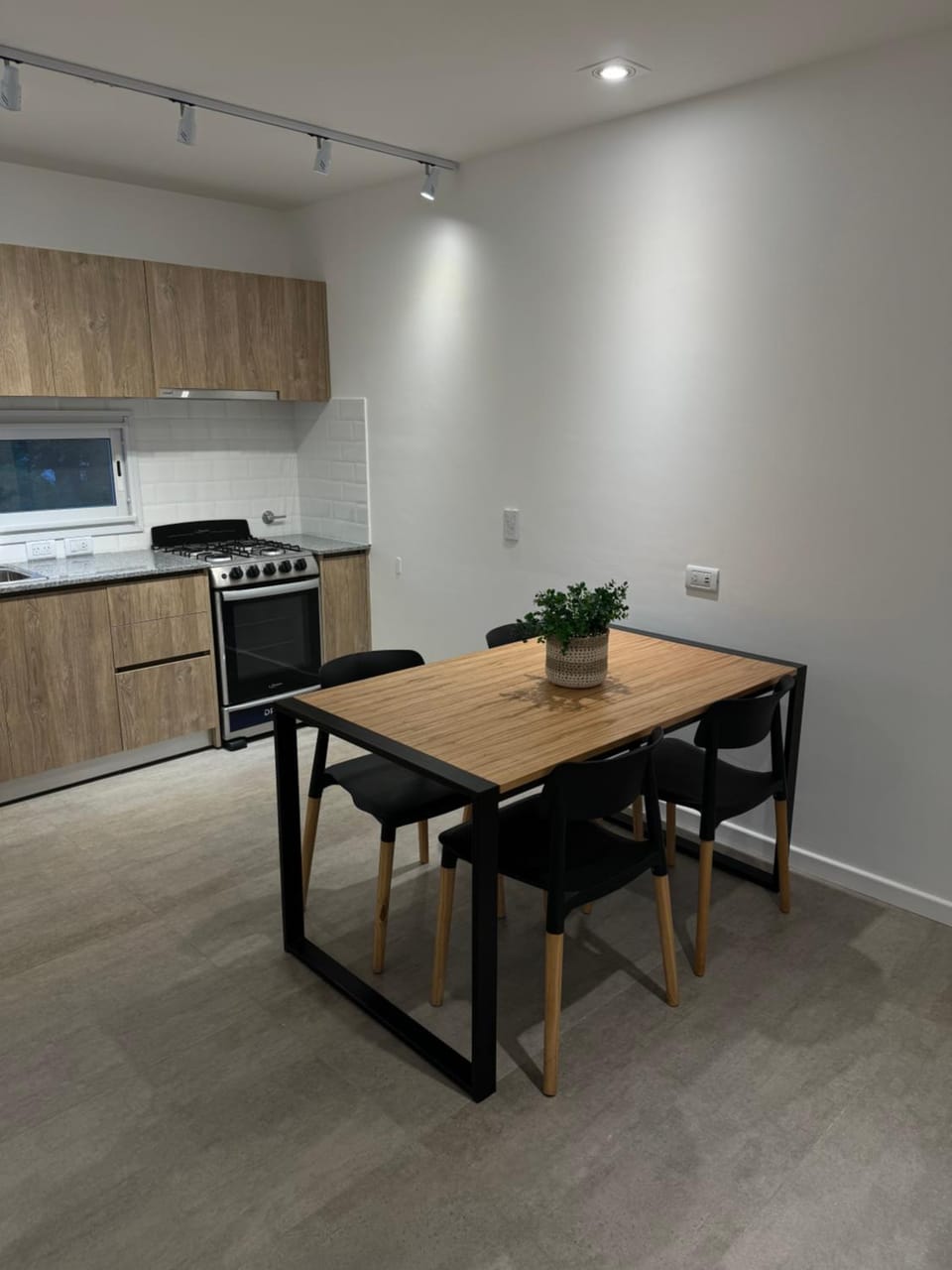 Kitchen or kitchenette, minibar, oven, stove
