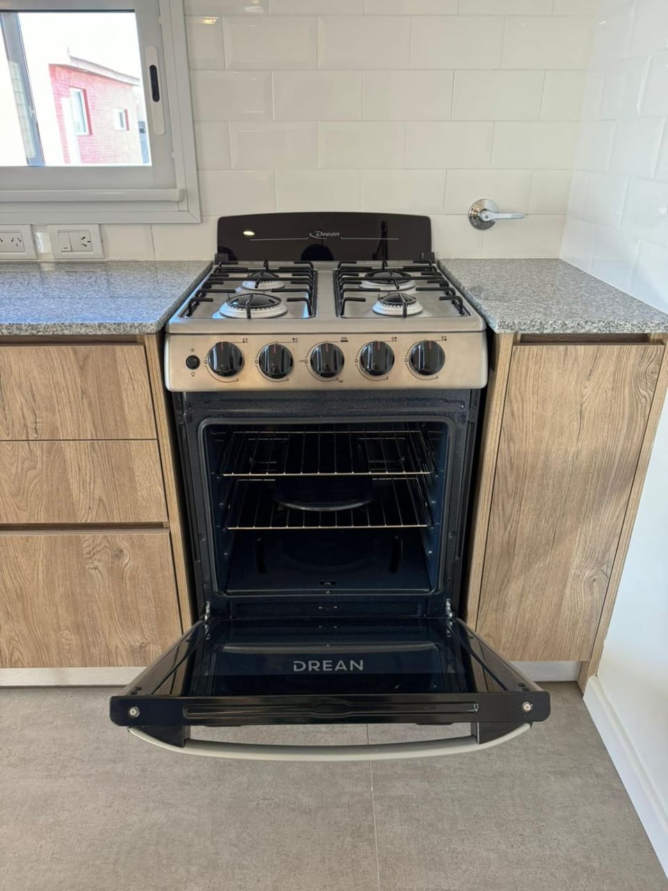 Kitchen or kitchenette, oven, kitchen
