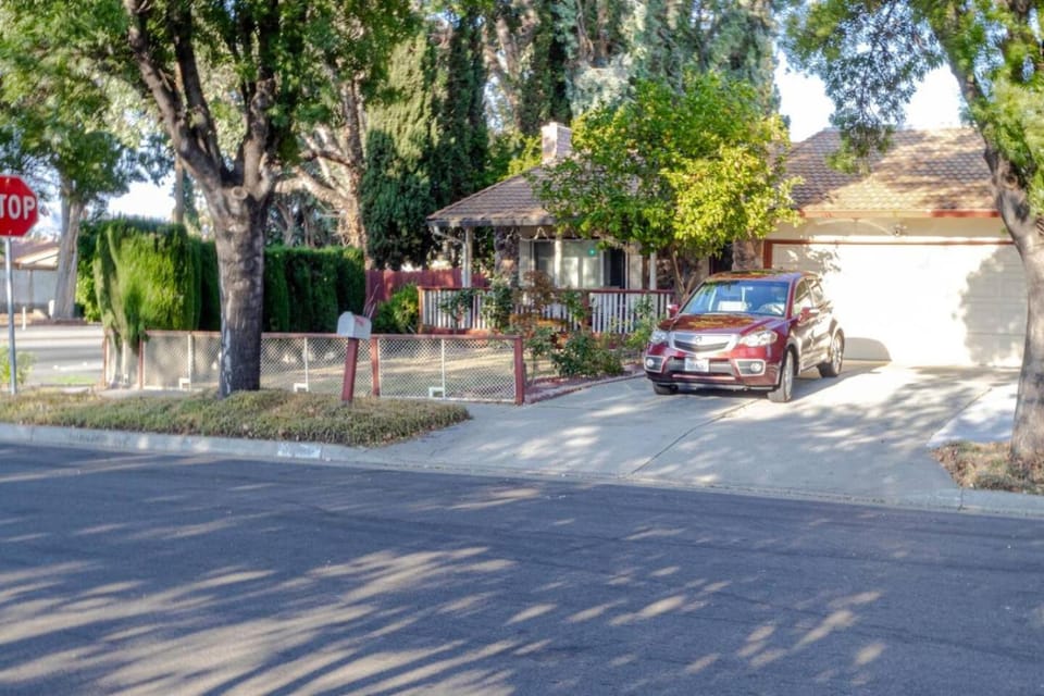 Property building, Day, Neighbourhood, Street view, Location, Parking