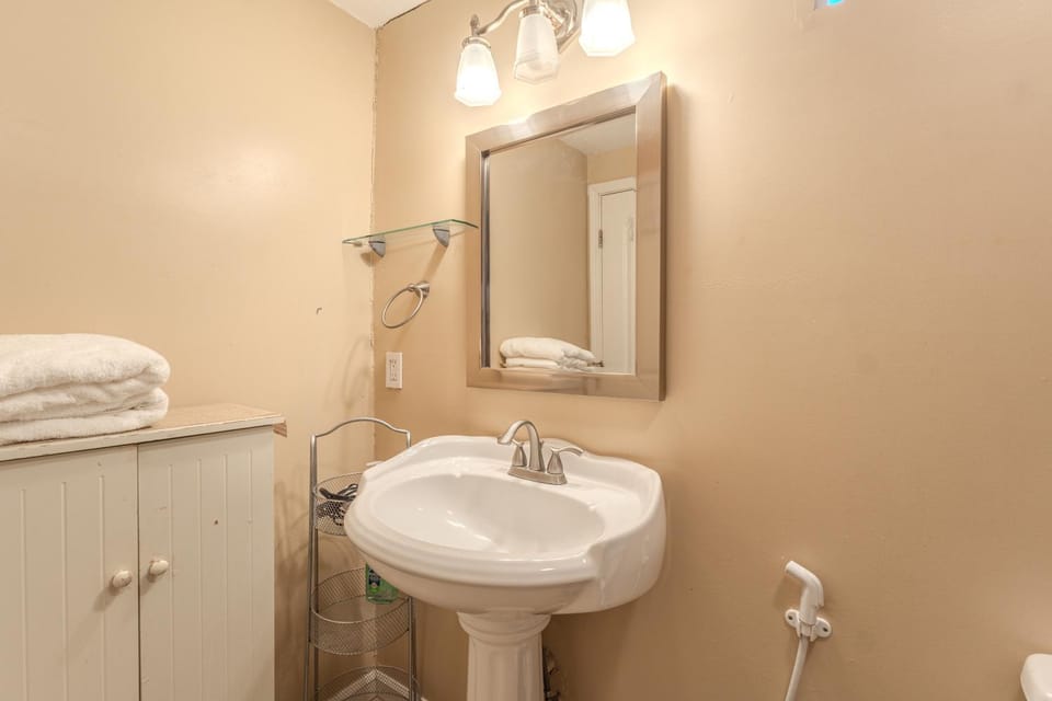NARVAEZ BRIGHT & SPACIOUS - Private room, bathroom, entrance near light rail House in San Jose