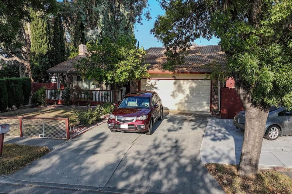 Property building, Day, Neighbourhood, Natural landscape, Street view, Location