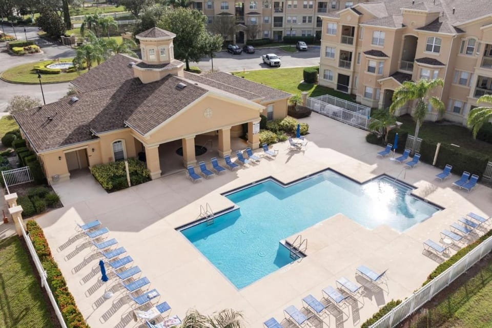 2 BR Condo APT Heated Pool HotTub King Bed 414TR Apartment in Loughman