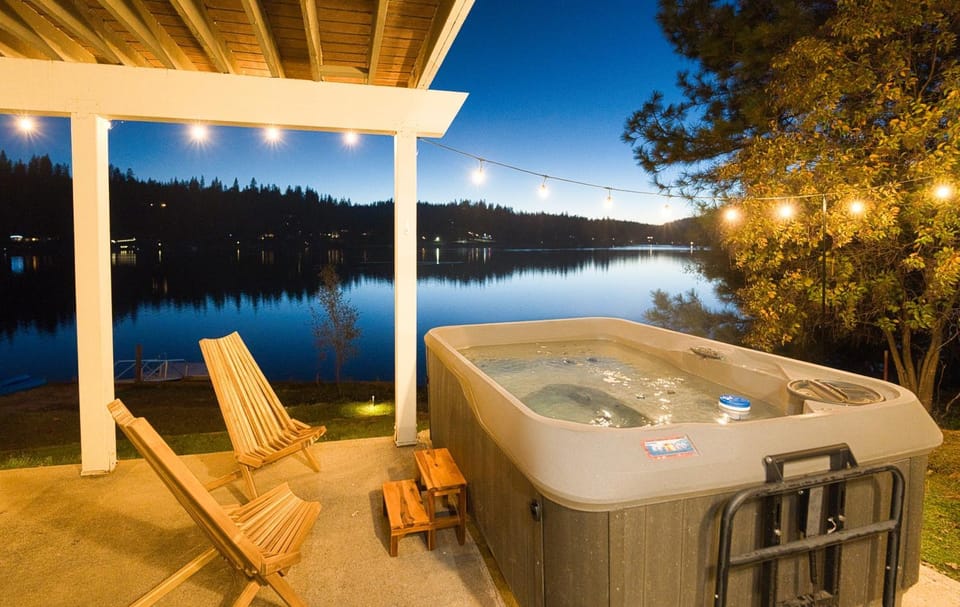 Lakefront Villa with 180 degree view private dock and boats Villa in Groveland