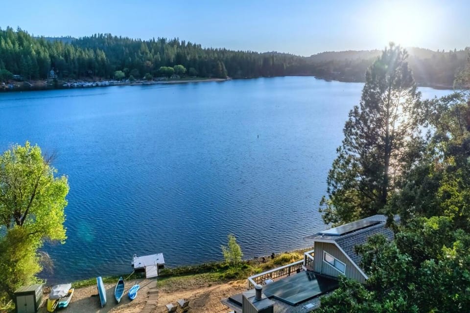 Lakefront Villa with 180 degree view private dock and boats Villa in Groveland