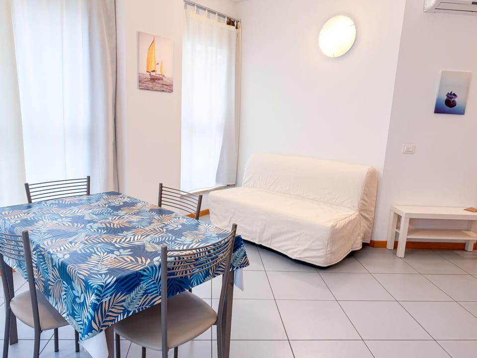 Bed, Seating area, Dining area