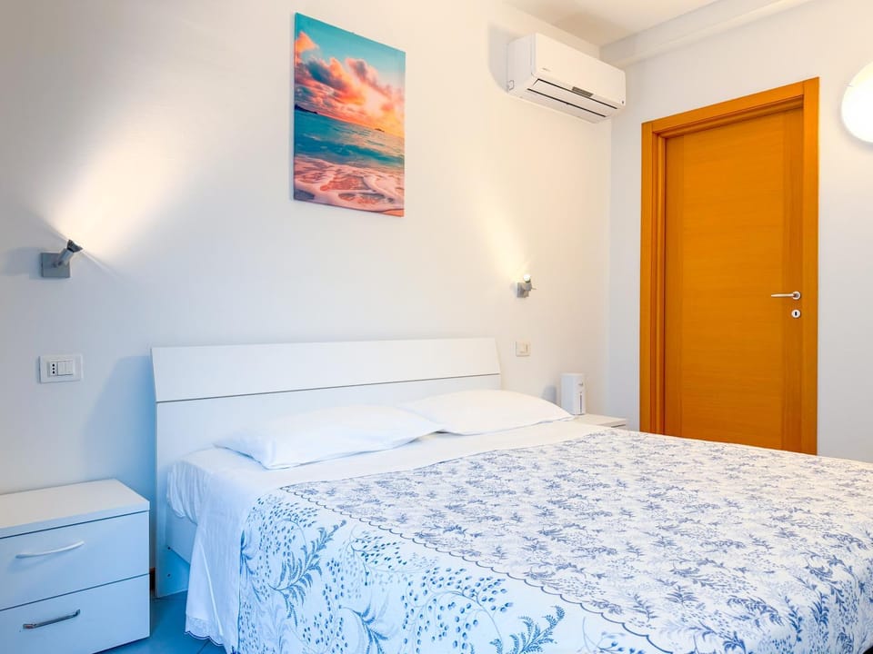 Bed, Photo of the whole room, Bedroom, air conditioner