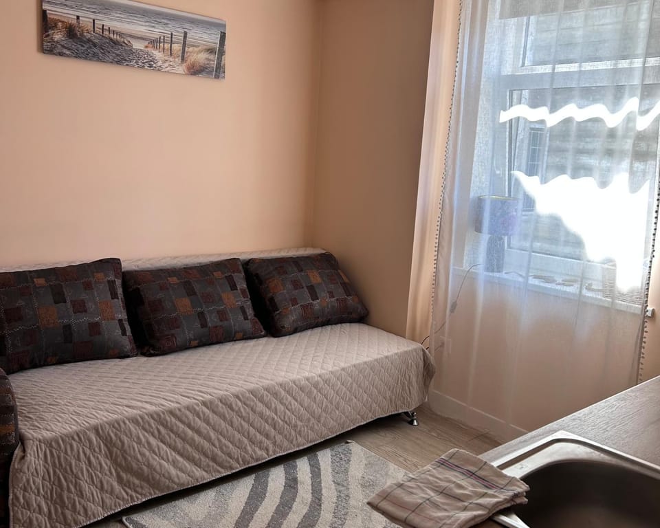 Bed, Living room