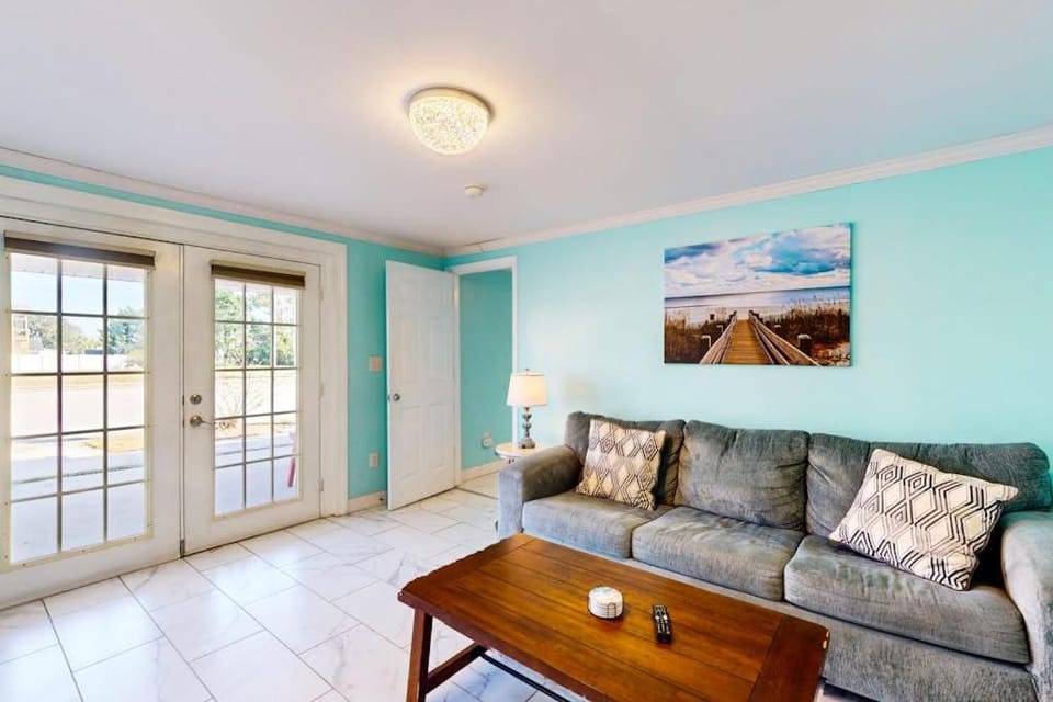 Flamingo House House in Crescent Beach