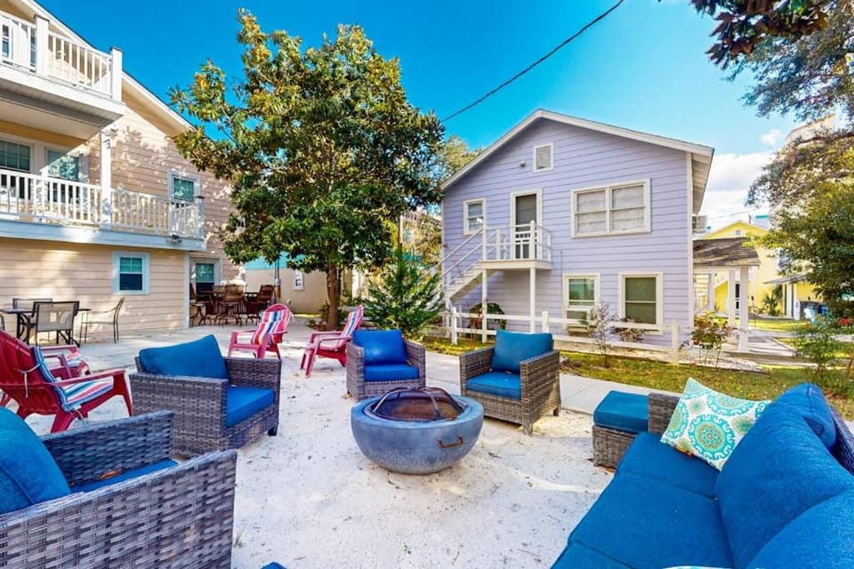 Flamingo House House in Crescent Beach