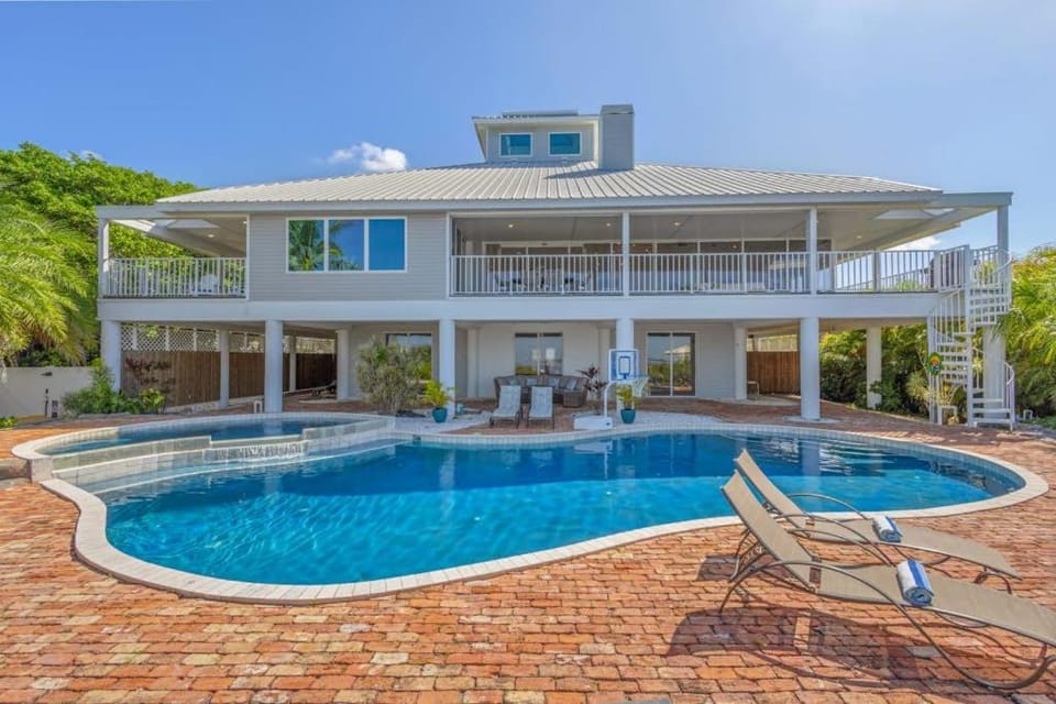 Infinity View House in Bayshore Gardens