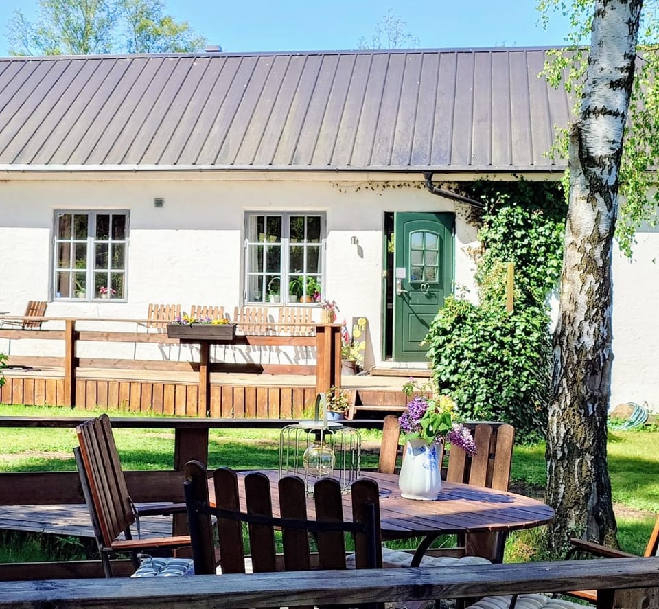 Property building, Patio, Garden, Seating area, Dining area, Garden view