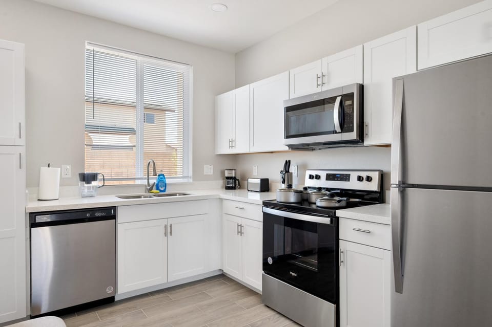Spacious Two Bedroom Two Bathroom with Free Parking and Cozy Beds Apartment in Glendale