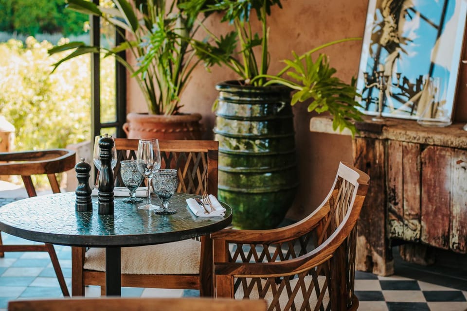 Restaurant/places to eat, Food and drinks, Banquet/Function facilities, Dining area