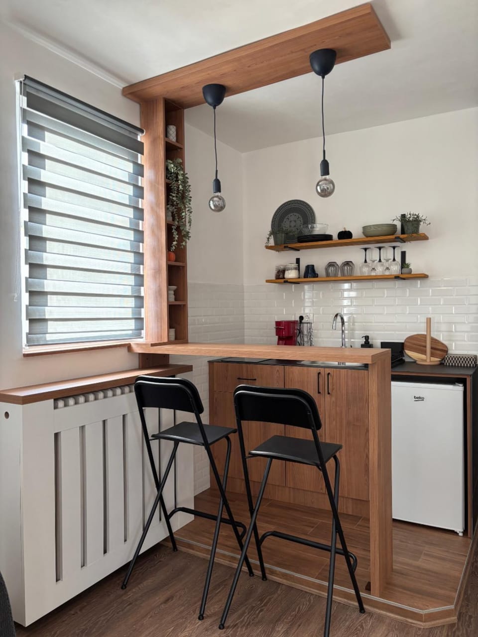 Kitchen or kitchenette, minibar