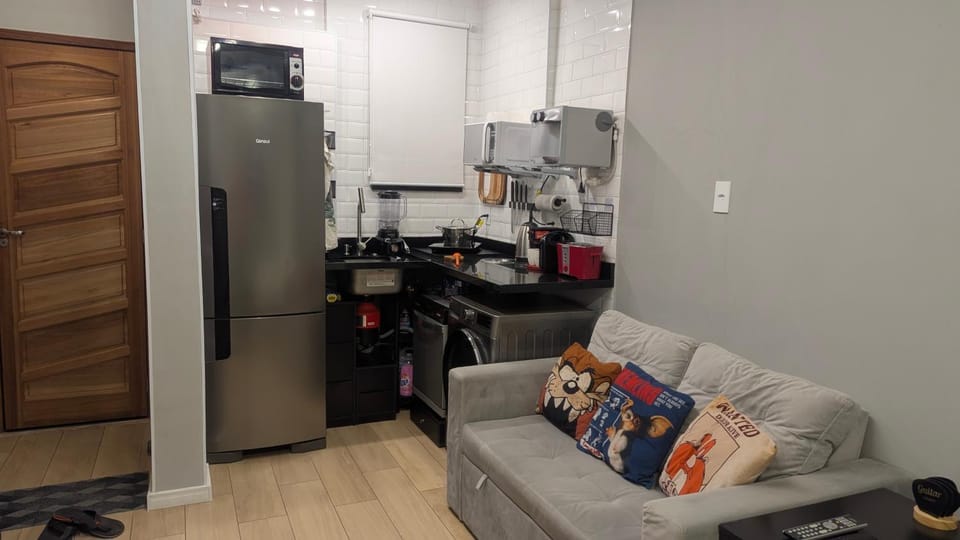 Coffee/tea facilities, Kitchen or kitchenette, Living room, Seating area, microwave, minibar, oven, stove, toaster
