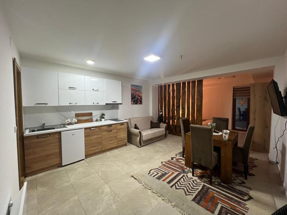 Kitchen or kitchenette, Dining area, stove